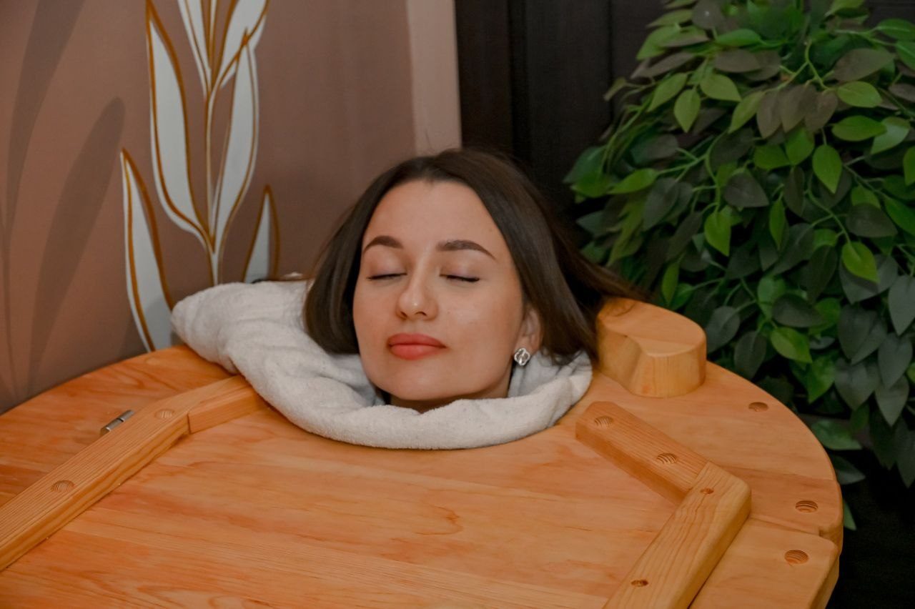 Гостья в кедровой бочке в спа-салоне SPA Days в Уфе
