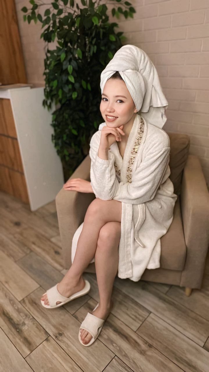 Гостья в халате и тапочках в зоне отдыха SPA Days
