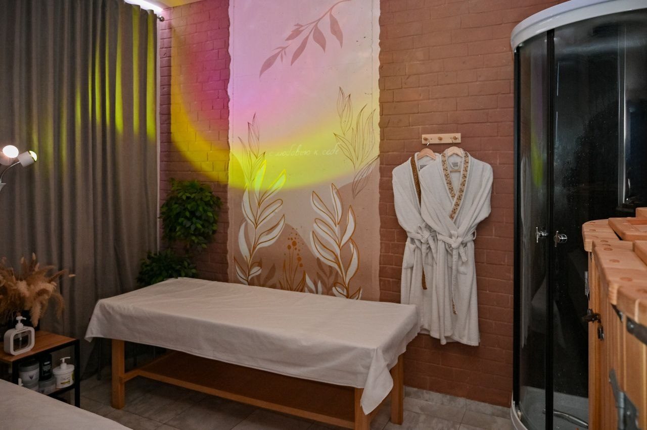 Кабинет с душевой кабиной и халатами в спа-салоне SPA Days