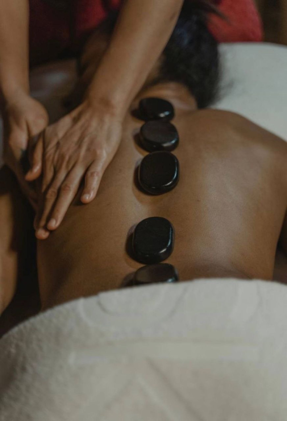 Стоунтерапия крупным планом в спа-салоне SPA Days