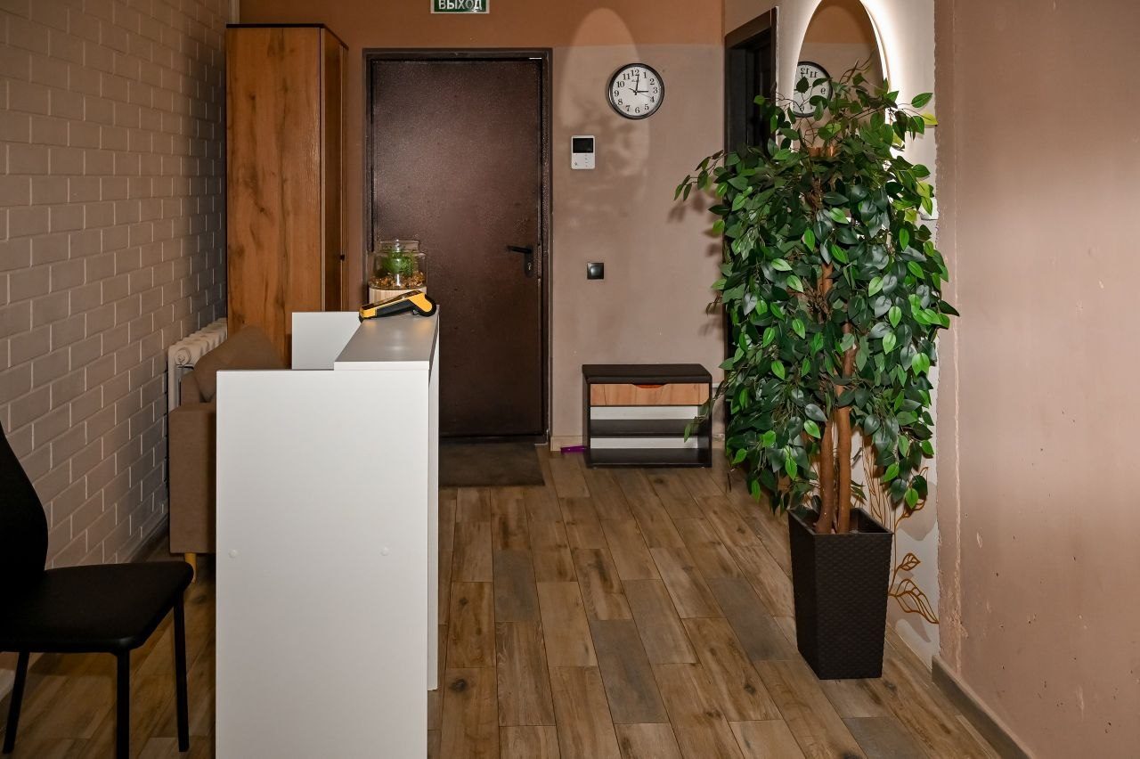 Зона ожидания с диваном в спа-салоне SPA Days